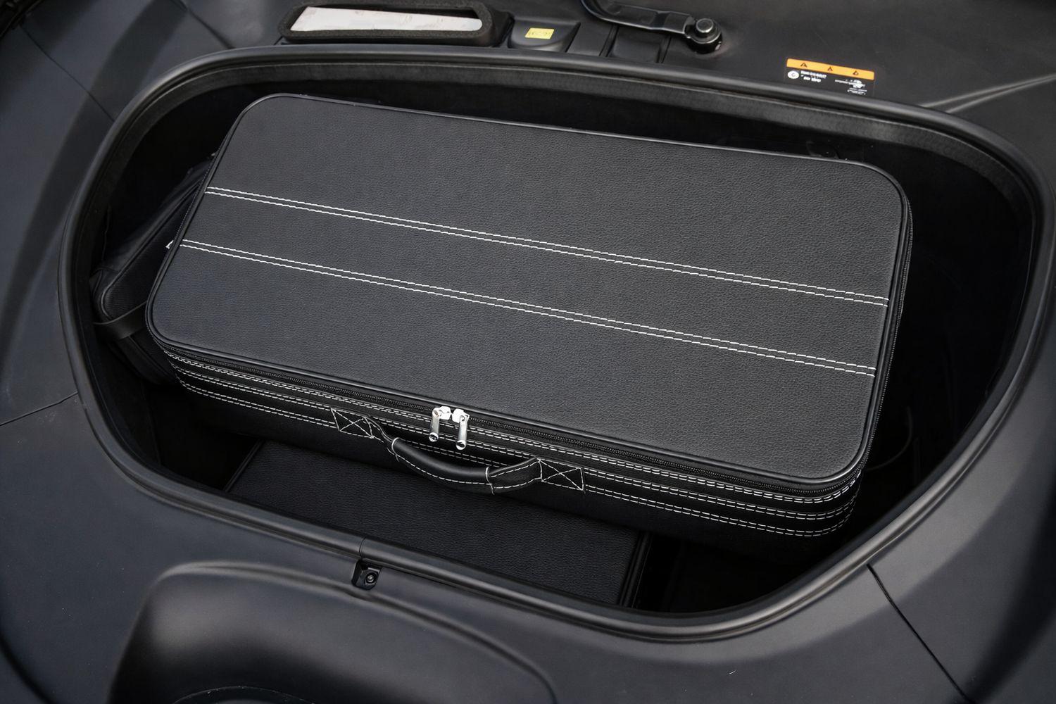 Roadsterbag suitcase set Ferrari 488 GTB/Pista + Silverwhite seams (3-pcs) Roadsterbag suitcase set Ferrari 488 GTB/Pista + Silverwhite seams (3-pcs)