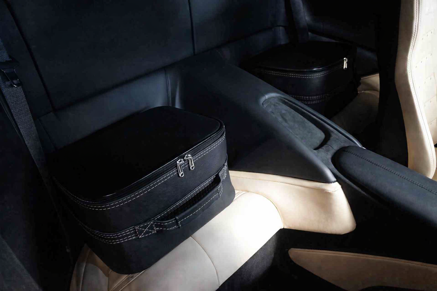 Roadsterbag kofferset Ferrari Roma Coupé  achterbank + zilverwitte stiknaden (2-dlg)