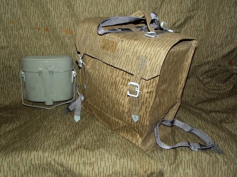 Sac de combat Nva strichtarn avec sanglons et gamelle .