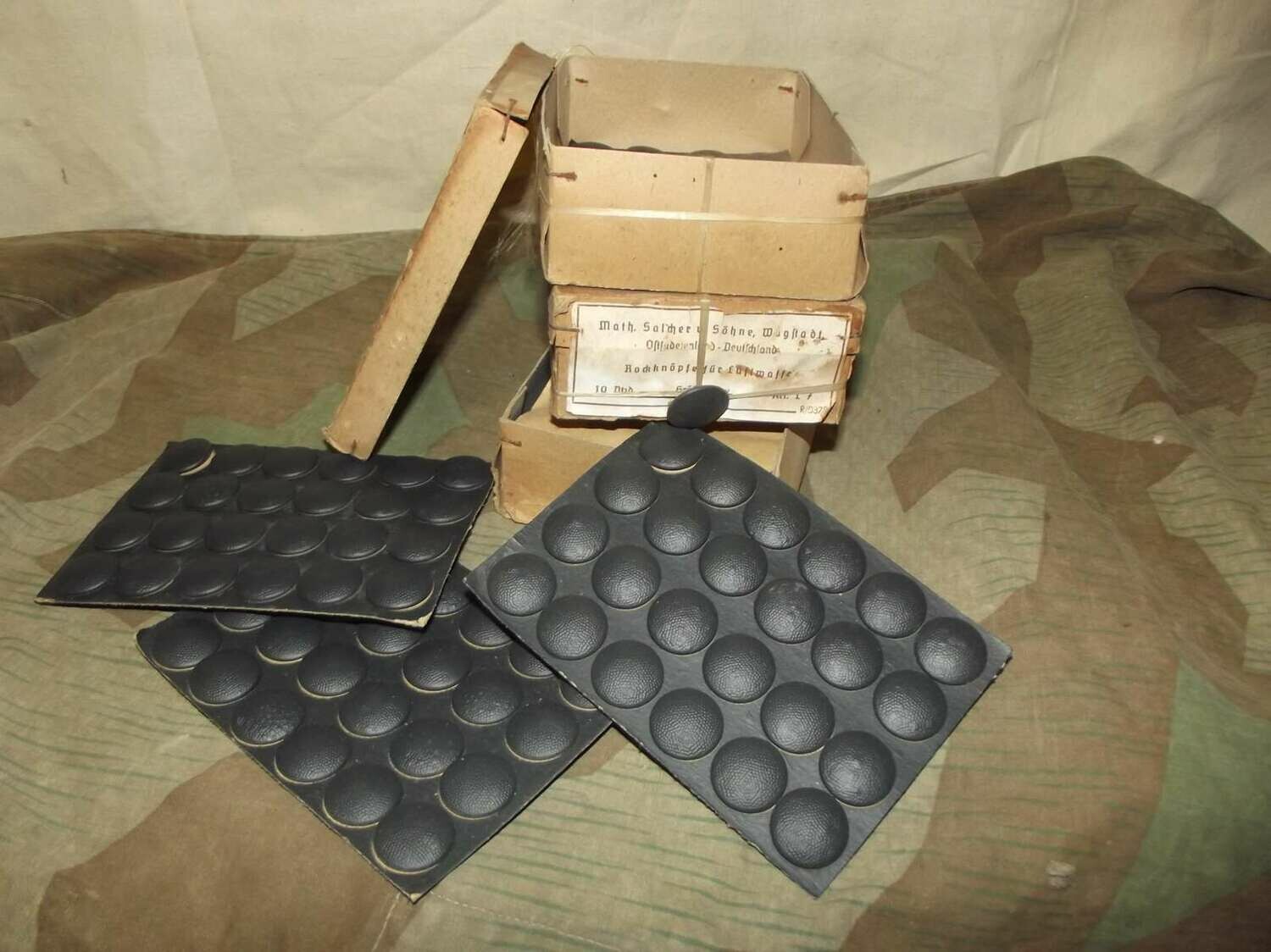Boutons Vareuse , Capote Luftwaffe 39-45 de stock en cartons d'origine. lot de 24 boutons.