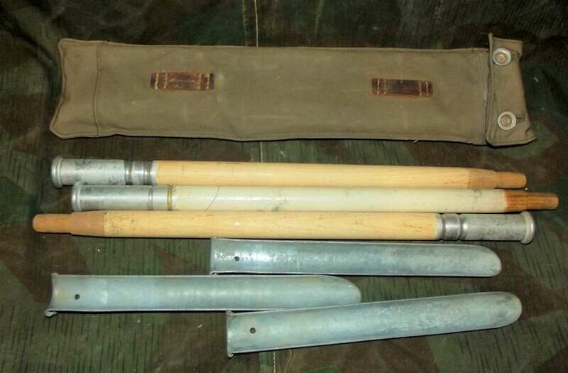 Set piquets et mât tente Zeltbahn Suisse. 3 Piquets 3 Sardines Housses grises  datée 1935-1944.