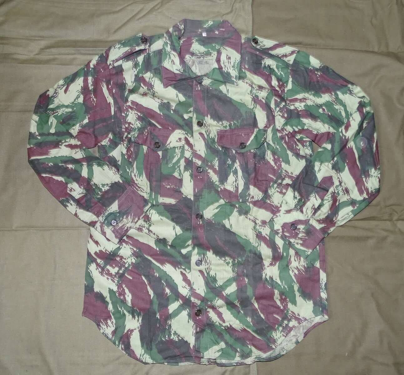Chemise Lézard Portugal 1970's. vieux stock neuf ,taille 2