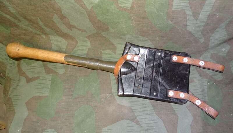 Pelle Suisse ww 2  Ersatz avec étui acier 1944.