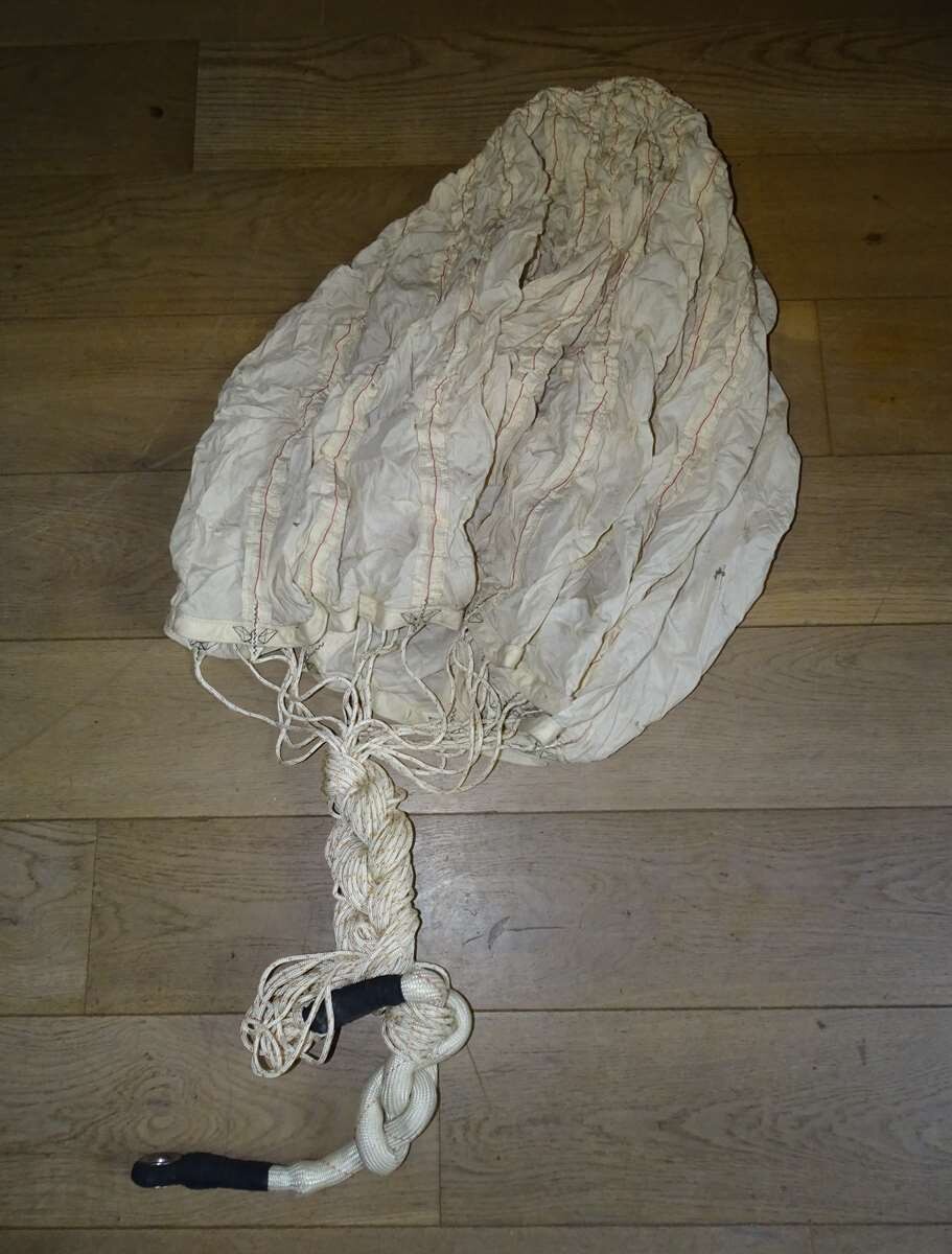 Ouverture de parachute de freinage de Jaguar.