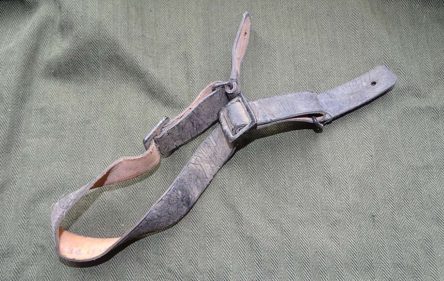 Jugulaire Allemande ,Shirmmütze Riemen daté 1938.