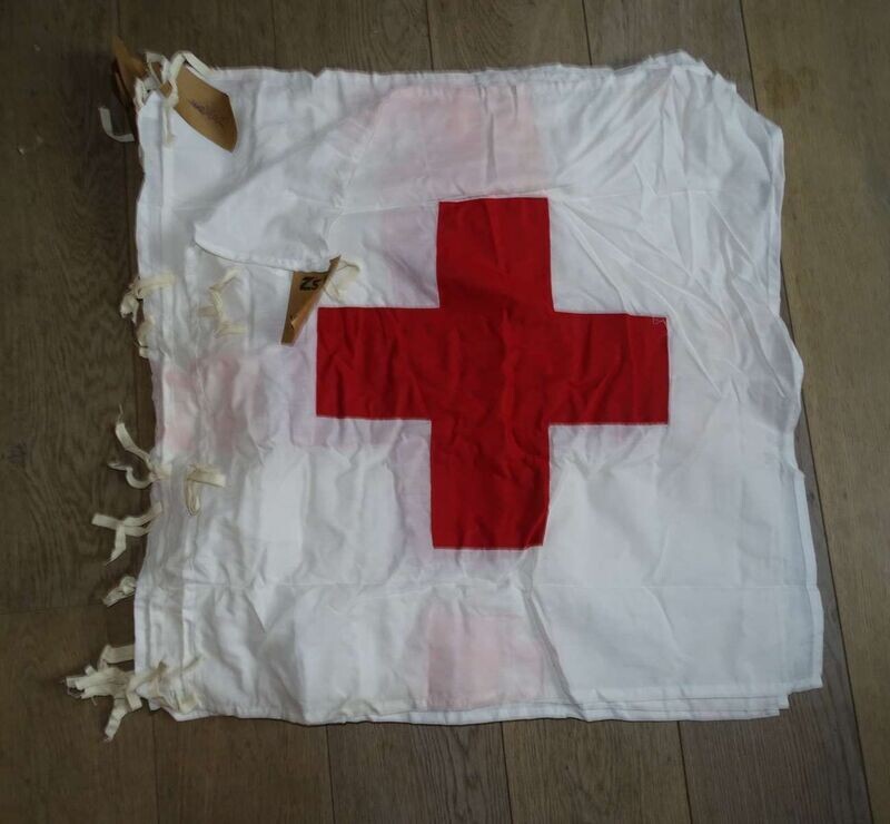 Drapeau MEDICAL INFIRMIER SANITAIRE  medic 50x50cm(Fabrication tchèque 1951)