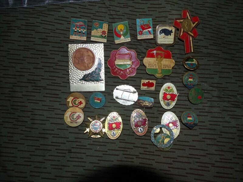 Lot d'insignes de journée  ,Hongrie communiste 1970's- 80's
