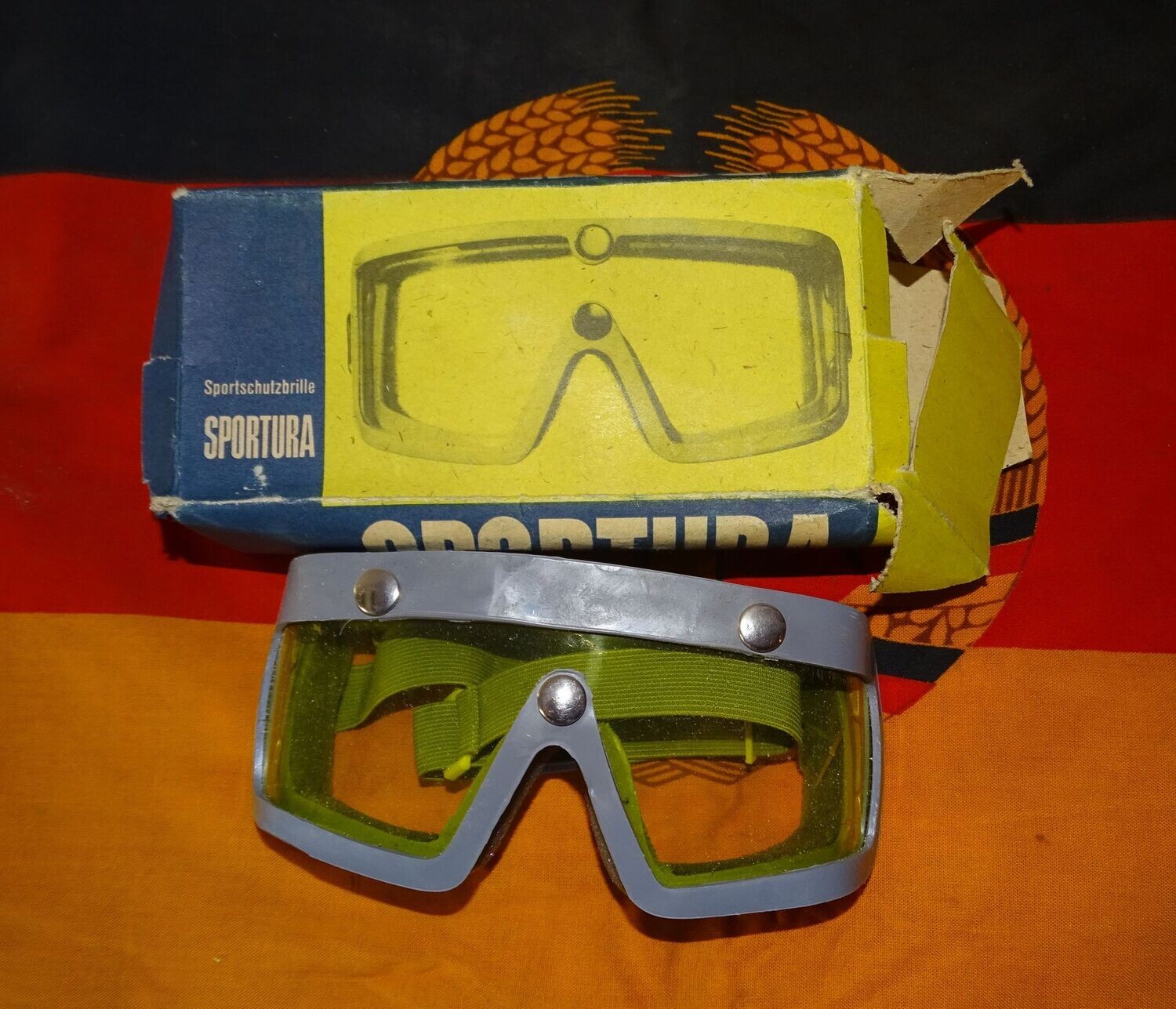 Lunettes de Motard DDR en boite d'origine.