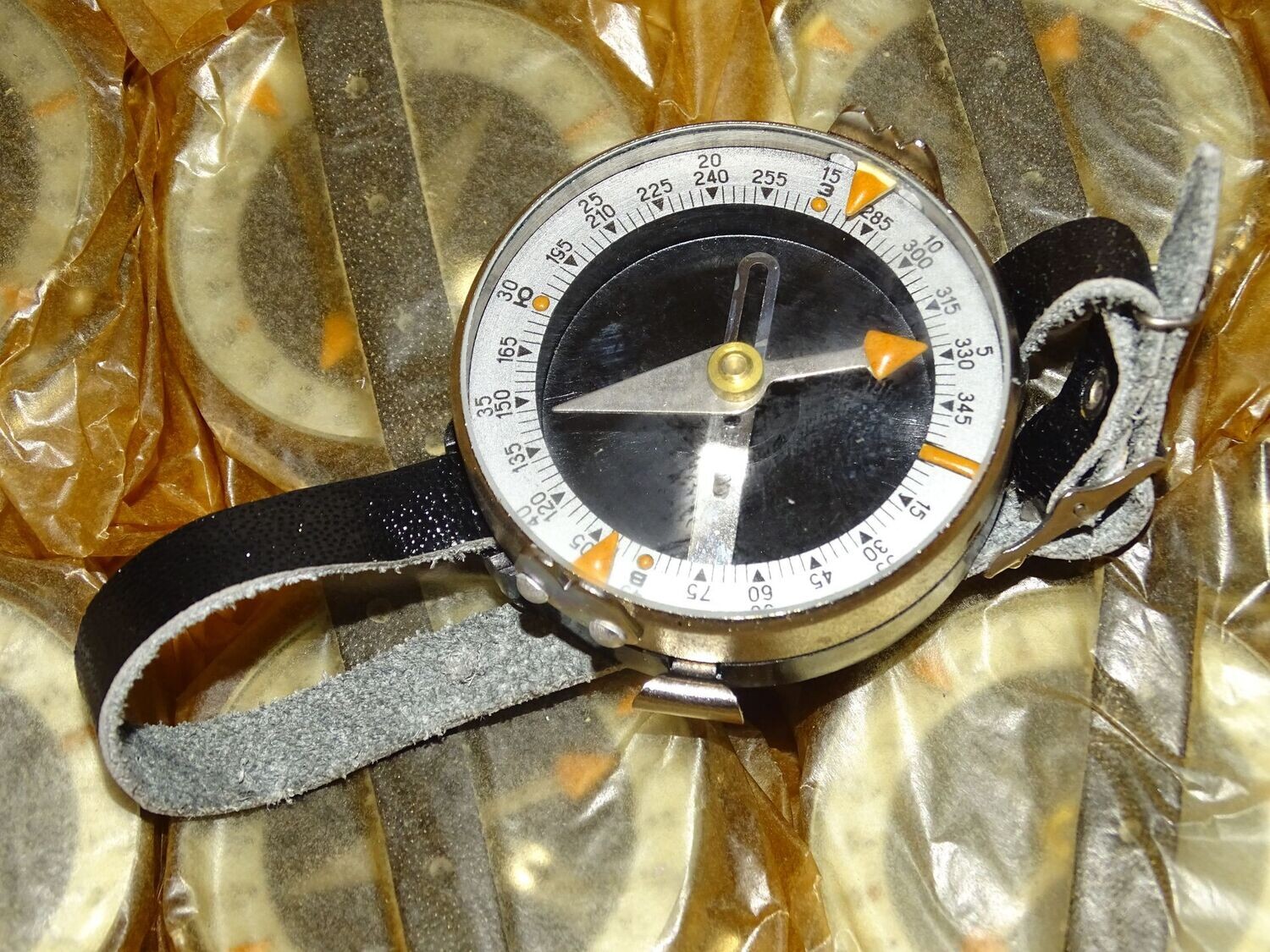 Boussole Parachutiste  Russe de poignet époque soviétique ,stock nos