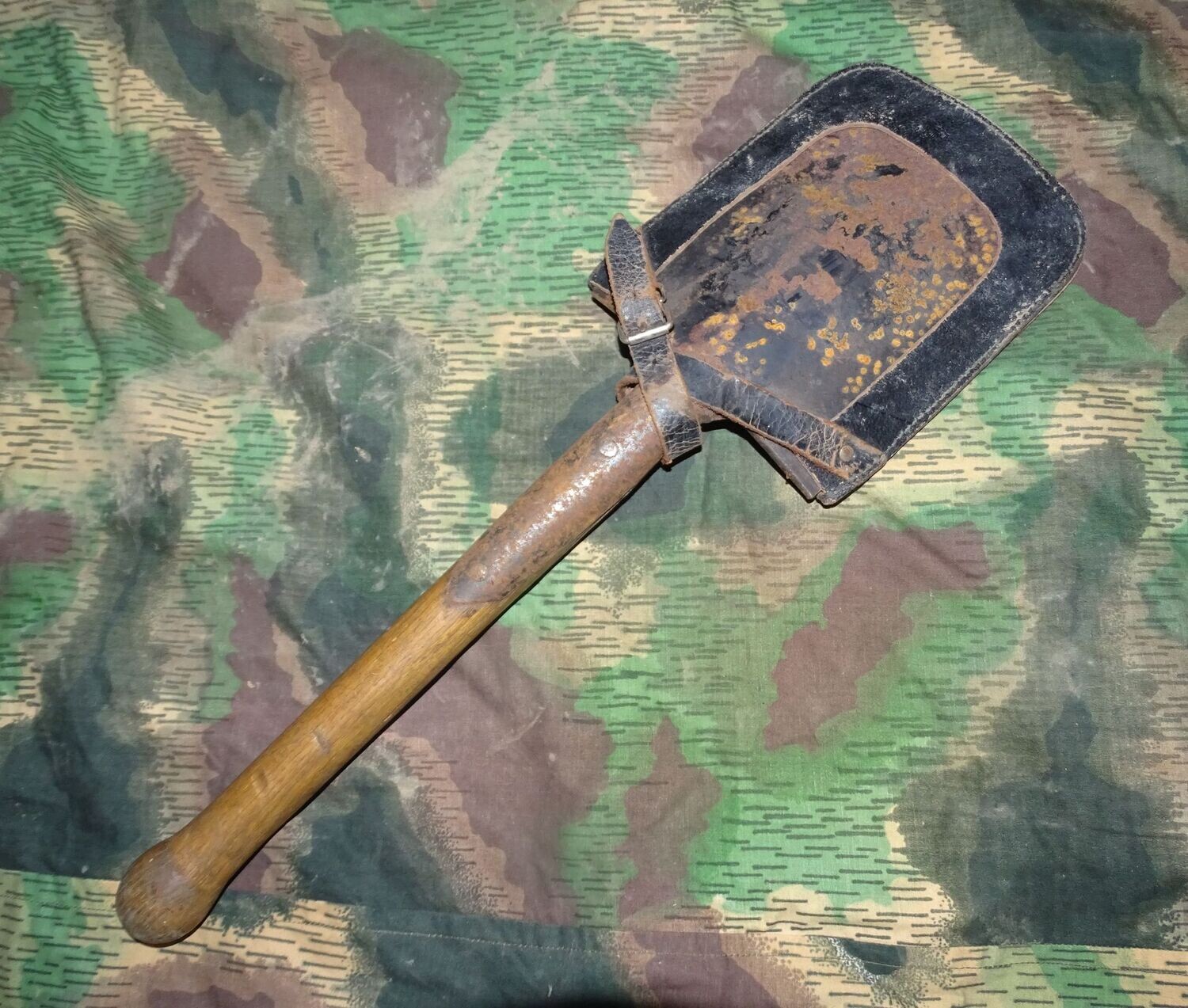 Pelle de tranchée BGS des années 50/60 – (type wehrmacht) Pelle de tranchée BGS des années 50/60 – (type wehrmacht)