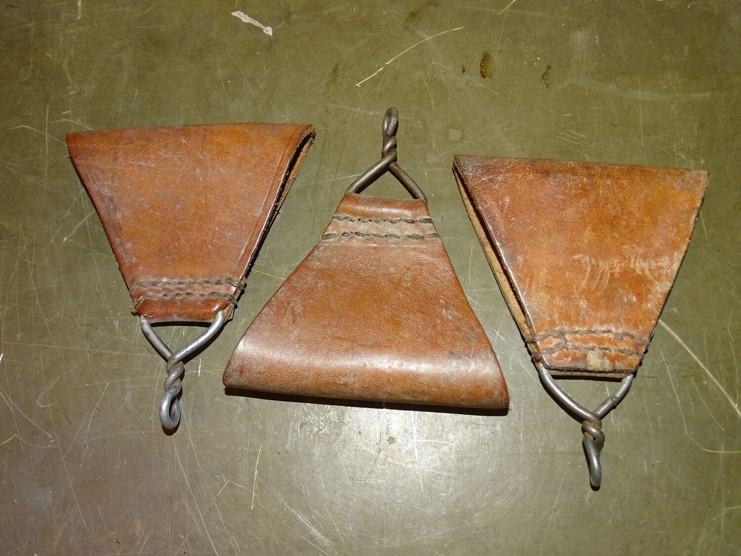 Lot de 3 triangles M-45 cuir fauve  pour brelage armée française