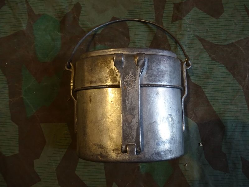 Rare gamelle Suisse de cavalerie ww1 lourde en fer étamé.