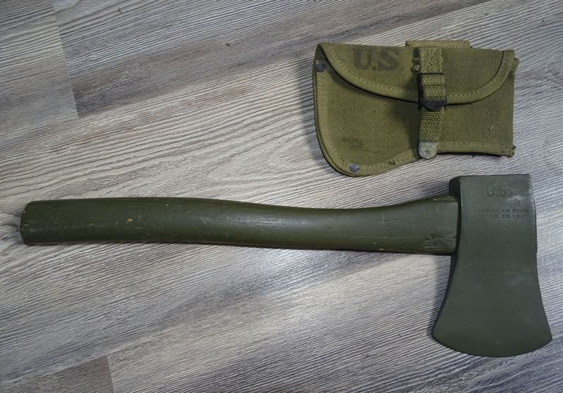 Hache US 1944 et son étui 1944 superbe état.
