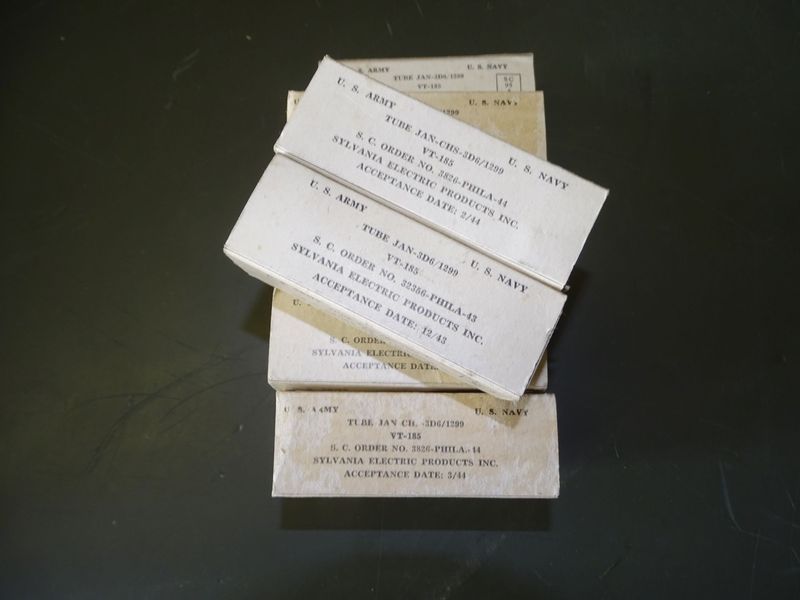 Lot de 6 tubes Radios TUBE VT-185 U.S. NAVY 1944 neuf en carton d'origine.