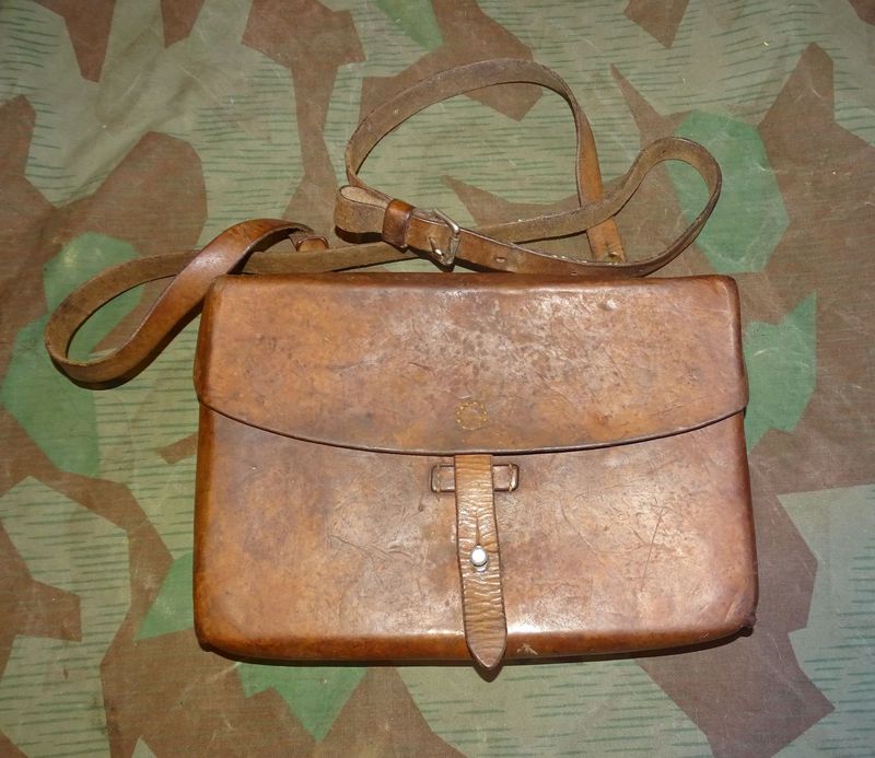 Sacoche Officier  cuir  Armée  Suisse .