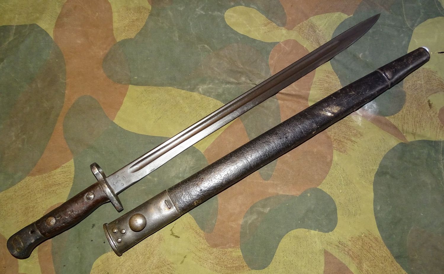 Baionnette 1907 Anglaise pour Lee Enfield 1916/26 lame bronzée. Baionnette 1907 Anglaise pour Lee Enfield 1916/26 lame bronzée.