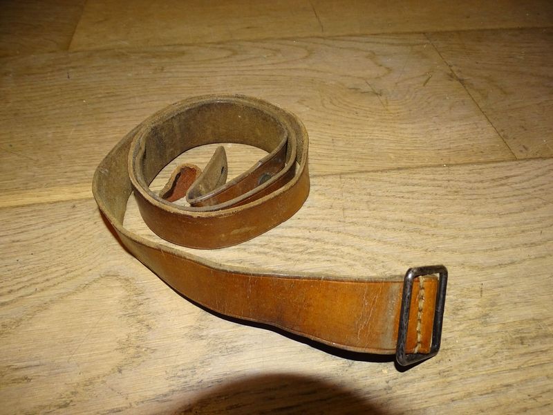 BRETELLE BERTHIER,LEBEL ,MAS 36 ,1940 cuir Fauve  boucle et rivet acier .