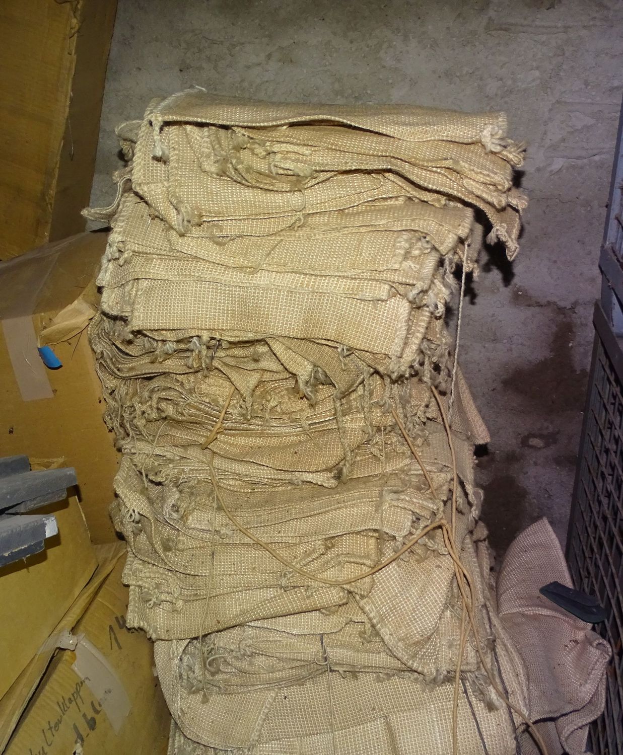 Sac a terre militaire en toile de jute.