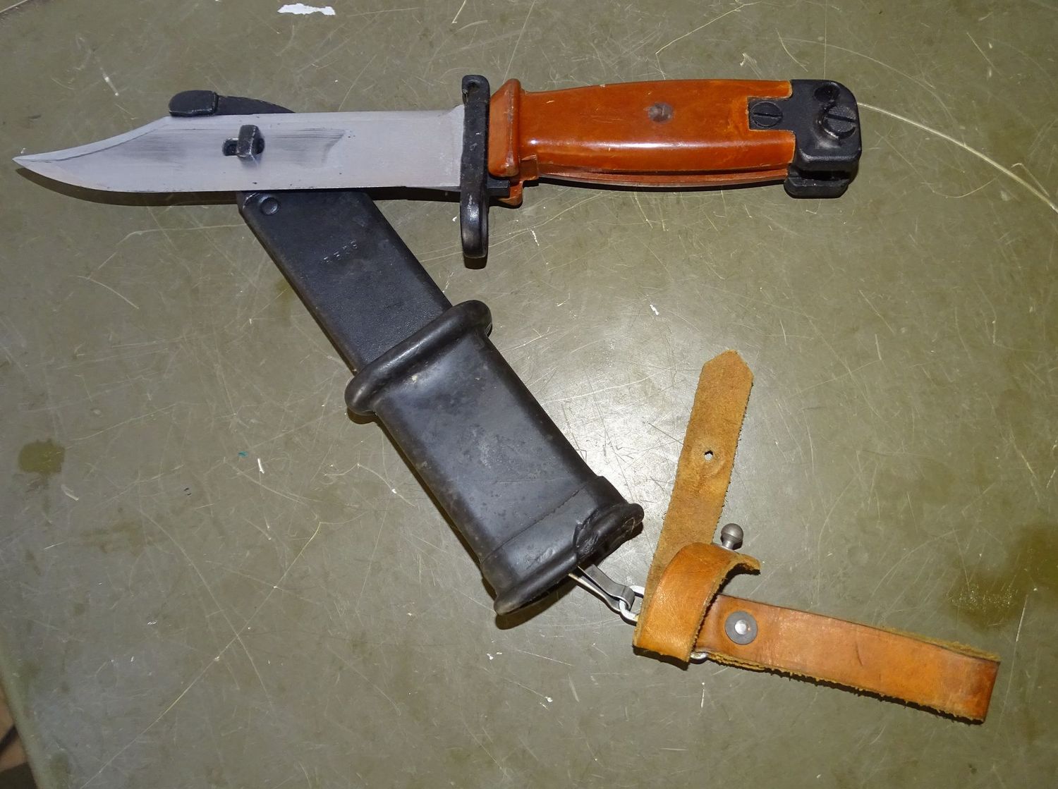 baionnette  AK-47 Russe ou Bulgare bakélite orange.