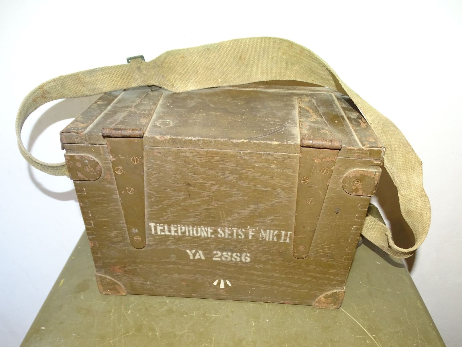 Téléphone de campagne britannique "Field Telephone Set F MKII" 1942 avec caisse d’origine.