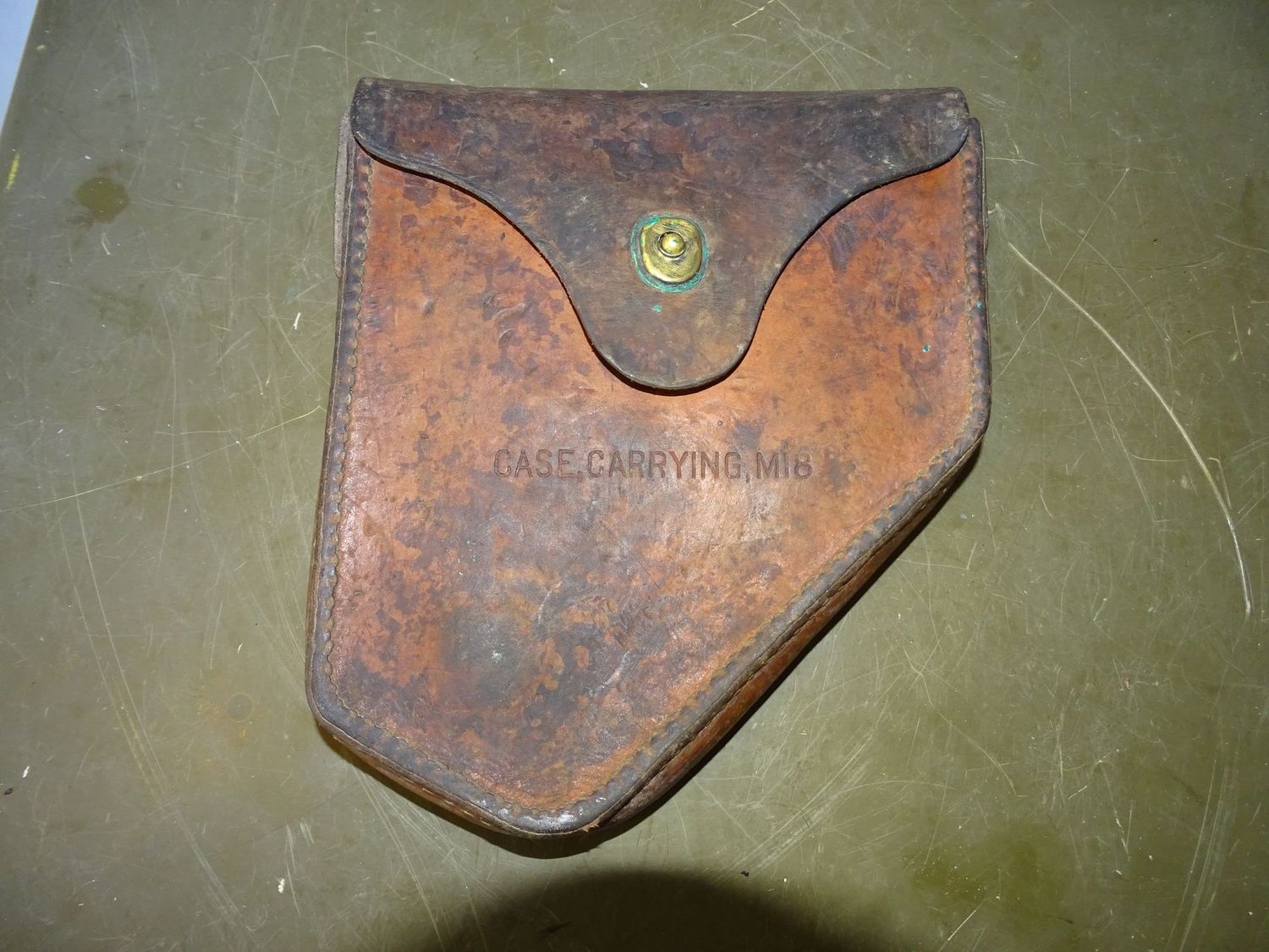 Étui de transport M18 pour quadrant d’artillerie - WWII, cuir souple, nominatif avec matricule