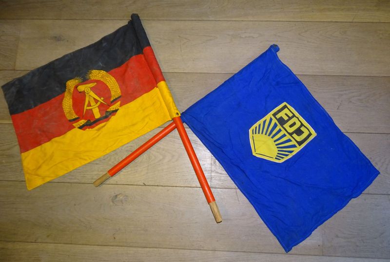 Lot de 2 drapeaux RDA : FDJ et national est-allemand