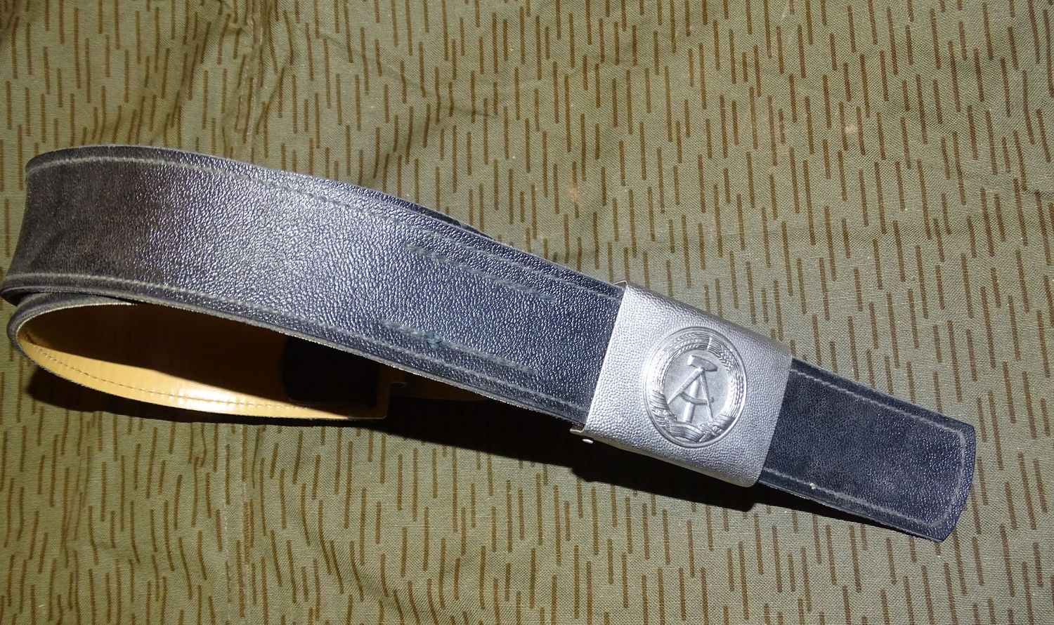 Ceinturon militaire RDA en caoutchouc imitation cuir - Modèle ersatz rare