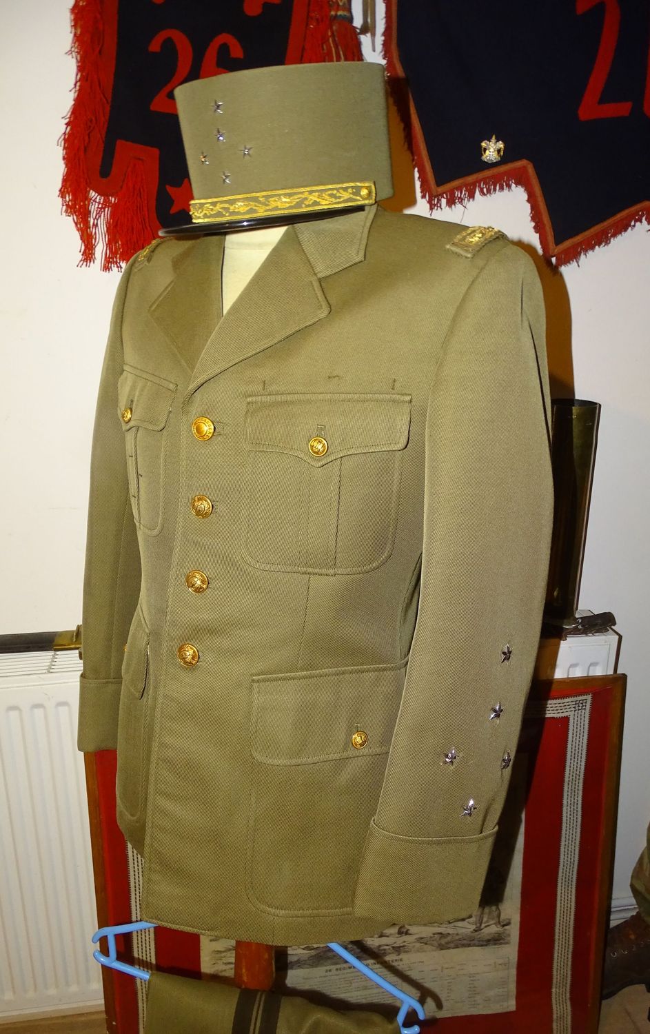 Uniforme de Général 5 étoiles Armées Françaises 1967 - Ensemble complet avec képi.