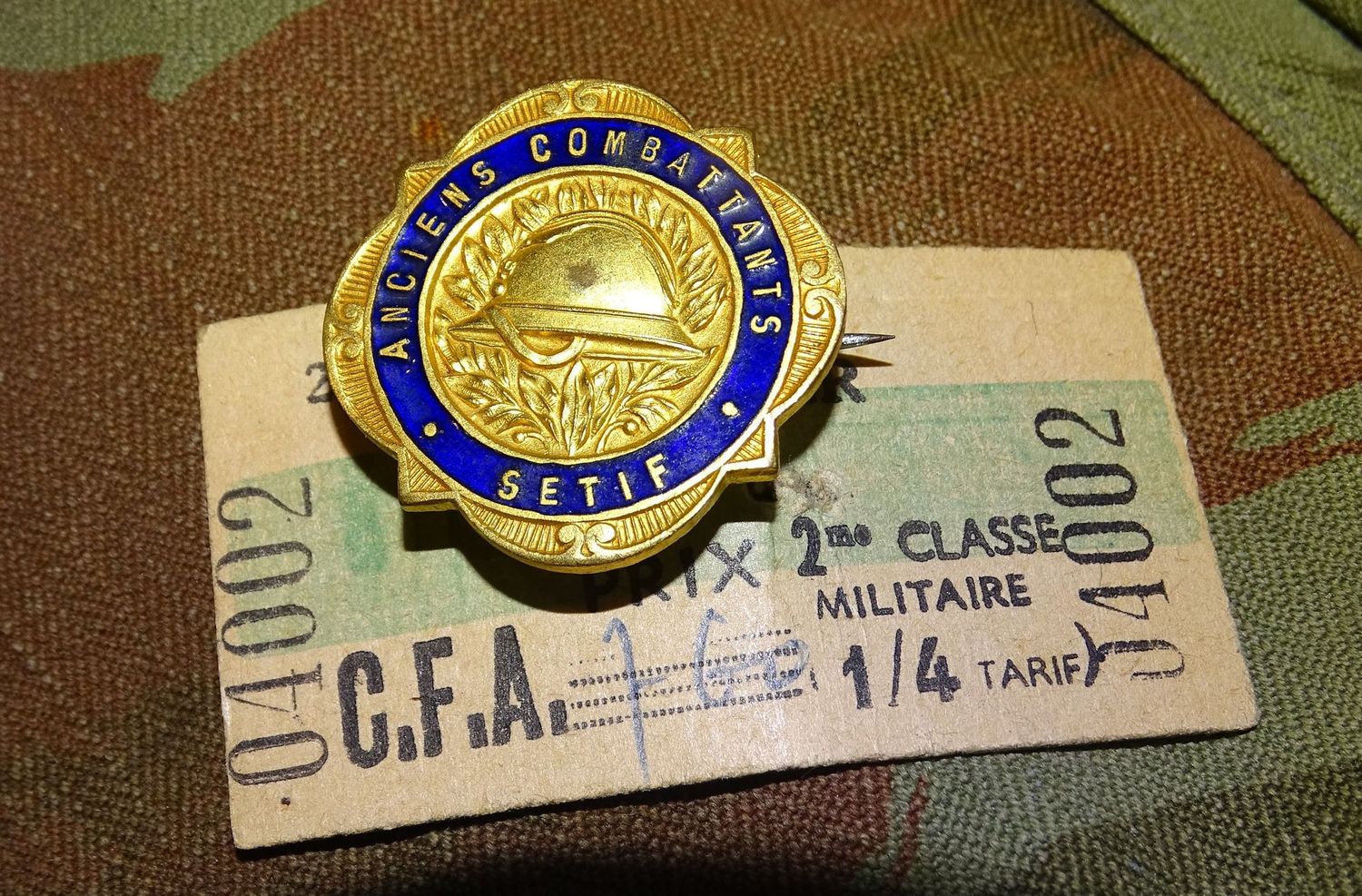 Insigne Anciens Combattants 14/18 Sétif, Algérie - Parfait état avec ticket de transport militaire