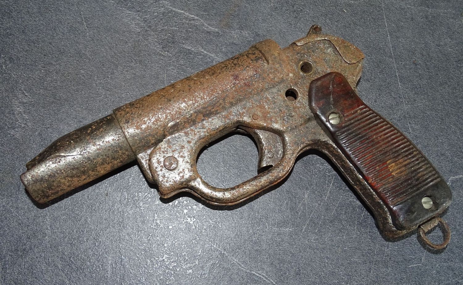 Pistolet LP 42  Allemand Impacté, État Relique