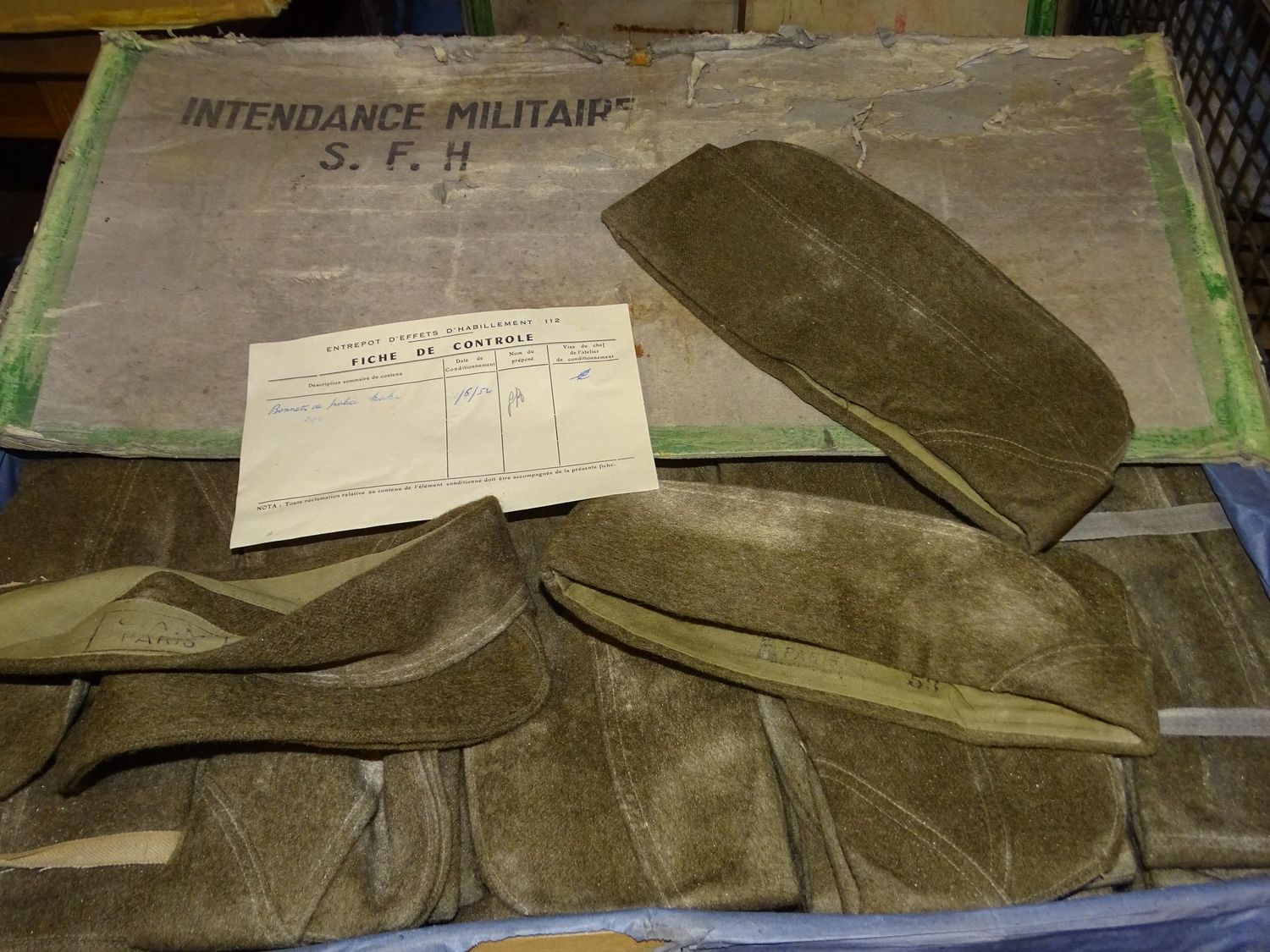 Carton d'origine de 200 calots modèle 46 en laine - Armée française 1952 - Indochine & Algérie - État neuf.