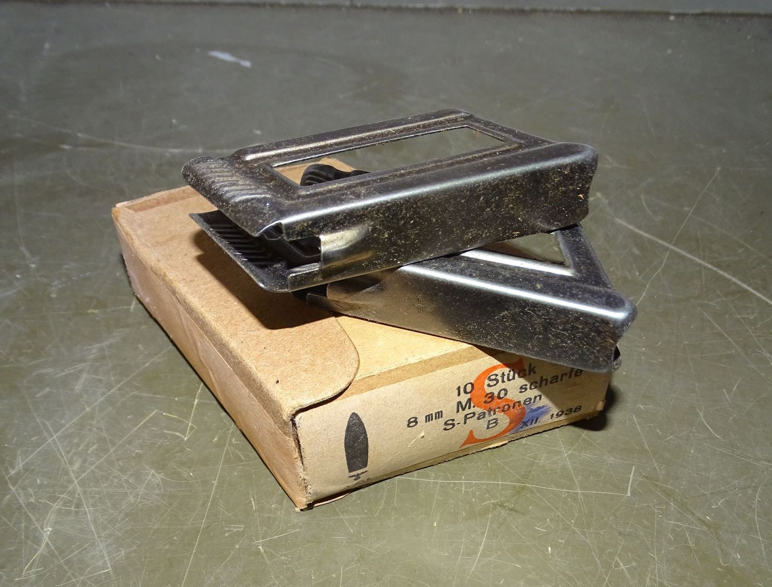 Boîte Carton 8 mm Mannlicher Steyr 1938 avec Waffenamt - Clips Marqués, Modèle Rare. Boîte Carton 8 mm Mannlicher Steyr 1938 avec Waffenamt - Clips Marqués, Modèle Rare.