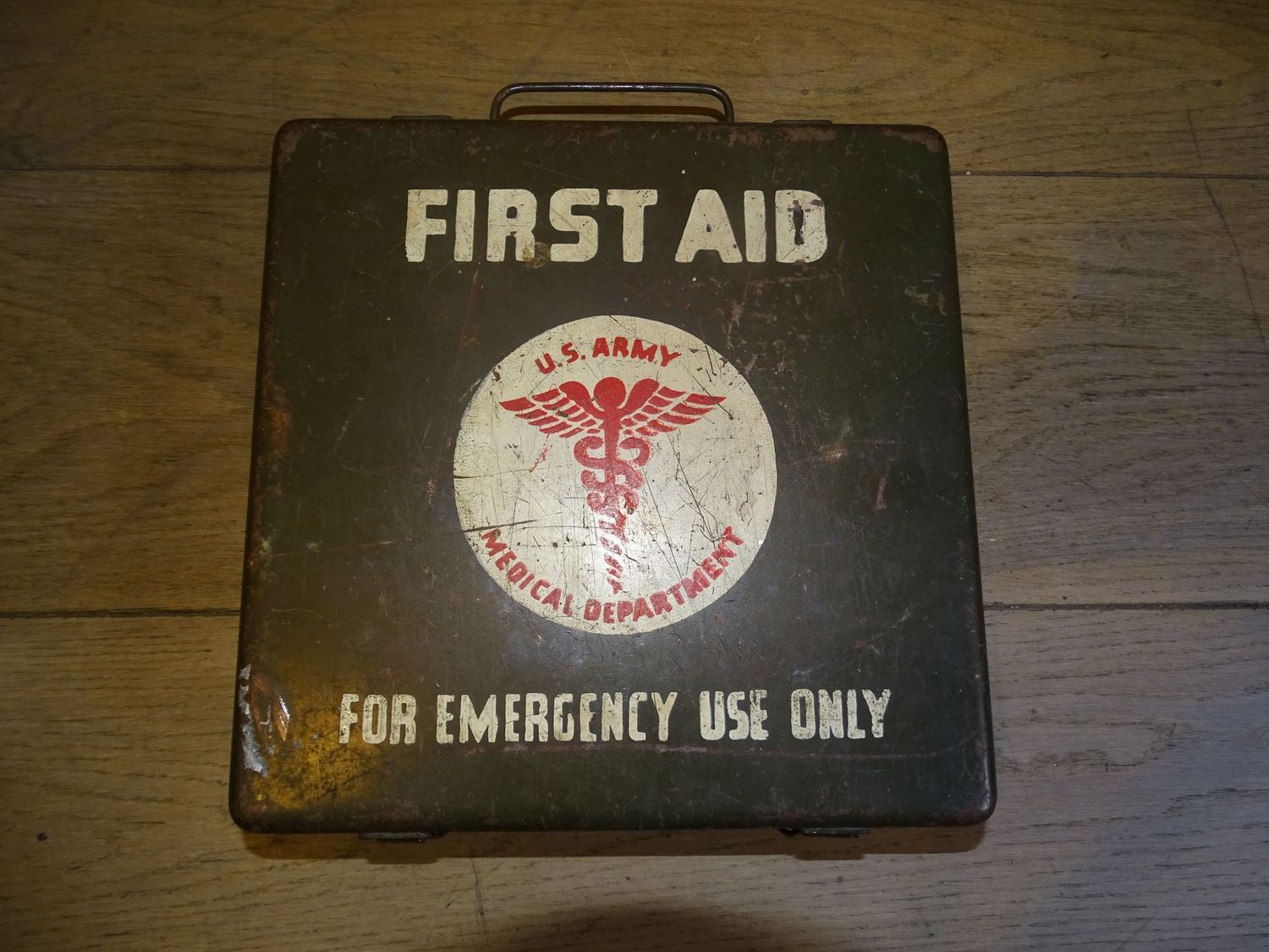 Trousse first aid  24 units GMC ,Sherman . Trousse first aid  24 units GMC ,Sherman .