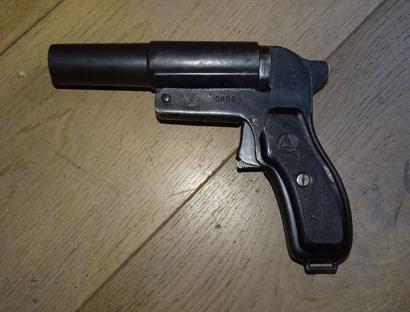 Pistolet lance-fusée / de signalisation : Modèle bulgare similaire au SPSh-44 russe, calibre 4 (26,5 mm) Pistolet lance-fusée / de signalisation : Modèle bulgare similaire au SPSh-44 russe, calibre 4 (26,5 mm)