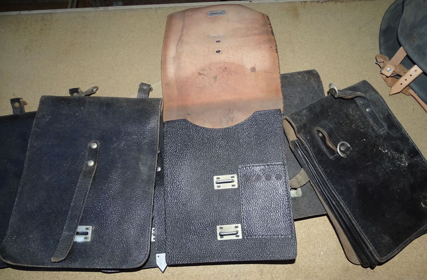 Porte-document NVA Allemagne de l’Est (DDR) – Modèle riveté. Porte-document NVA Allemagne de l’Est (DDR) – Modèle riveté.