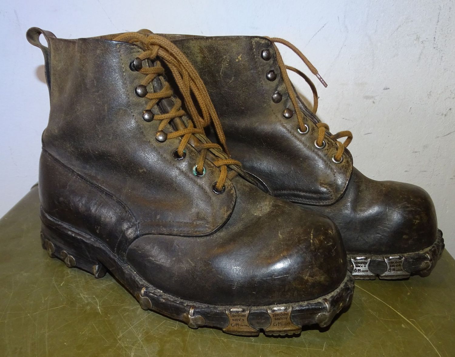 Brodequins suisses de troupe de montagne – Modèle Seconde Guerre mondiale Taille 25,5 Brodequins suisses de troupe de montagne – Modèle Seconde Guerre mondiale Taille 25,5