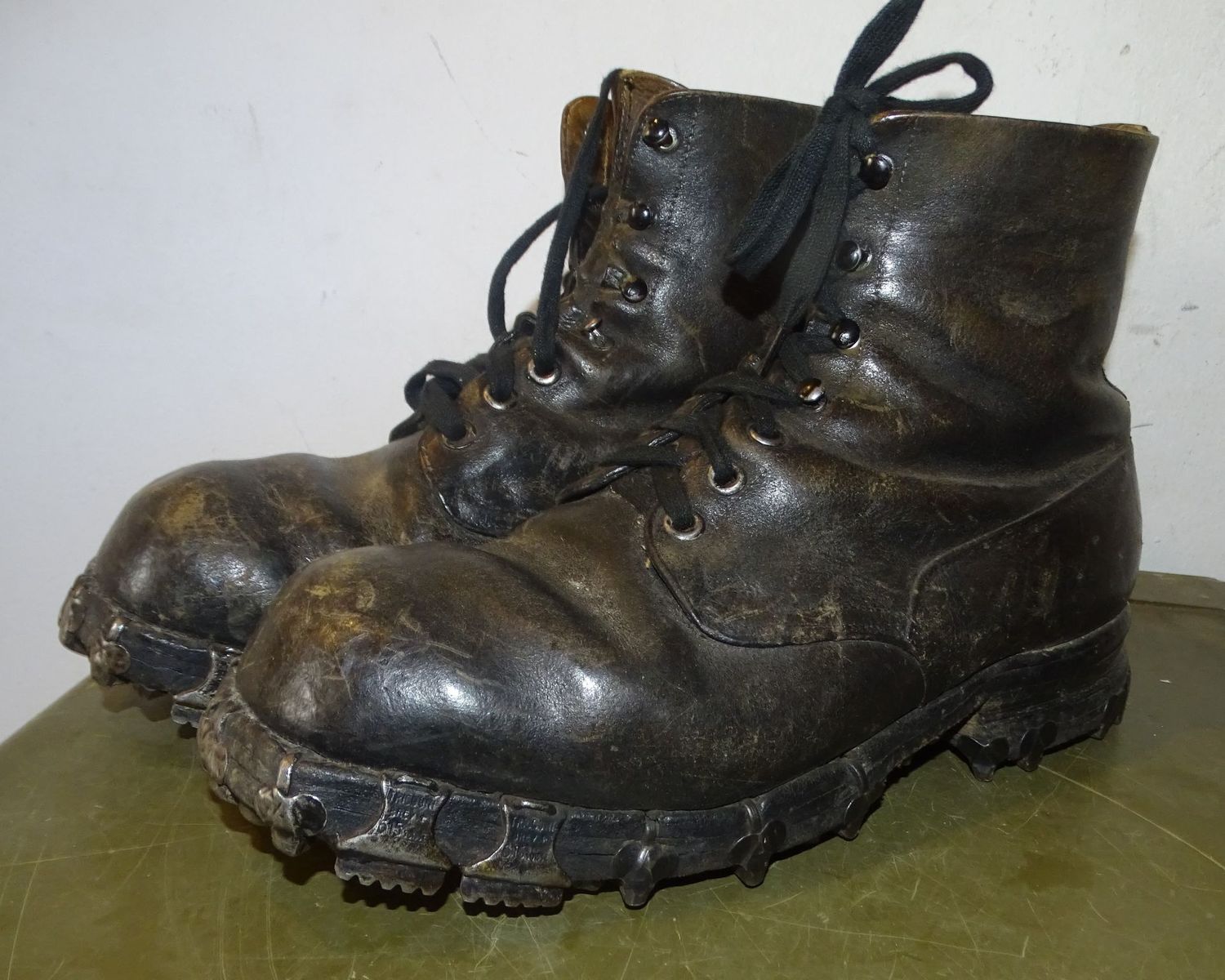 Brodequins suisses de troupe de montagne – Modèle Seconde Guerre mondiale Taille 28,5 Brodequins suisses de troupe de montagne – Modèle Seconde Guerre mondiale Taille 28,5