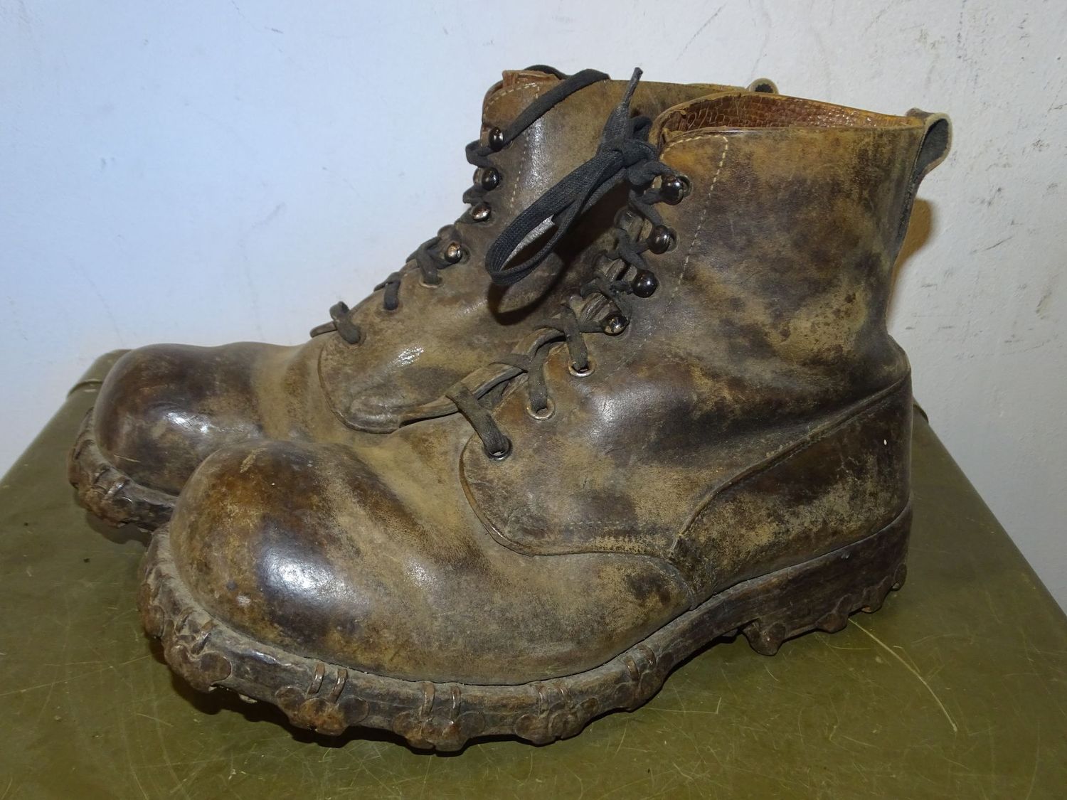 Brodequins suisses de troupe de montagne – Modèle Seconde Guerre mondiale Taille 27,5 Brodequins suisses de troupe de montagne – Modèle Seconde Guerre mondiale Taille 27,5