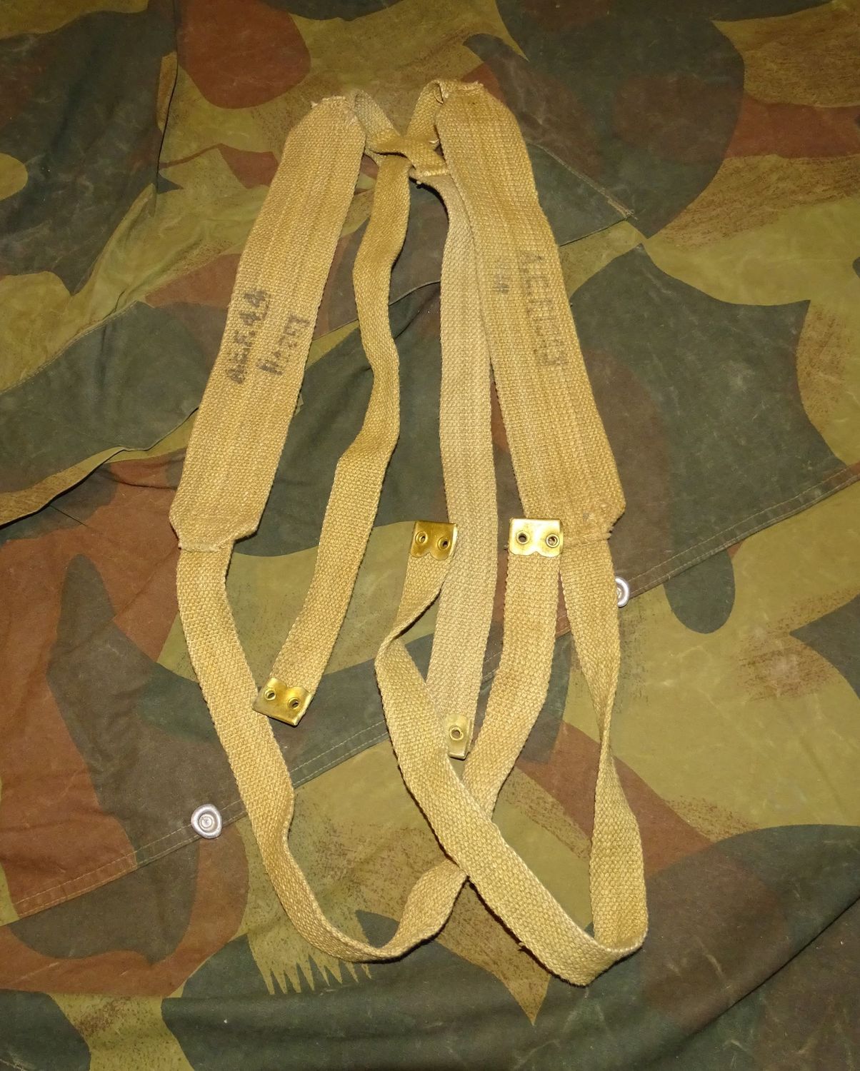 Brelage Anglais  1944 la paire avec même marquage A.E.F Stock NOS. Brelage Anglais  1944 la paire avec même marquage A.E.F Stock NOS.