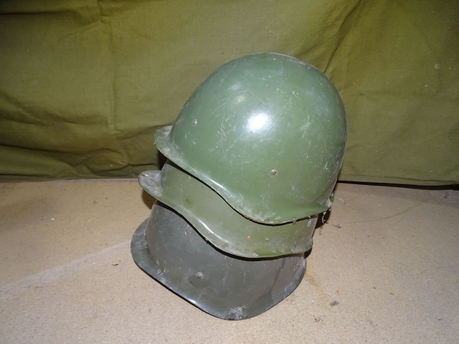 LOT DE 3 Casques ssH 50/70 Hongrois ,Hungarian helmet . Guerre froide 1970. Destockage. LOT DE 3 Casques ssH 50/70 Hongrois ,Hungarian helmet . Guerre froide 1970. Destockage.