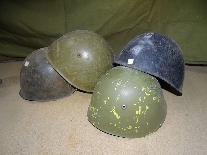 LOT DE 4 Casque italien M 1933 . Destockage font de box .