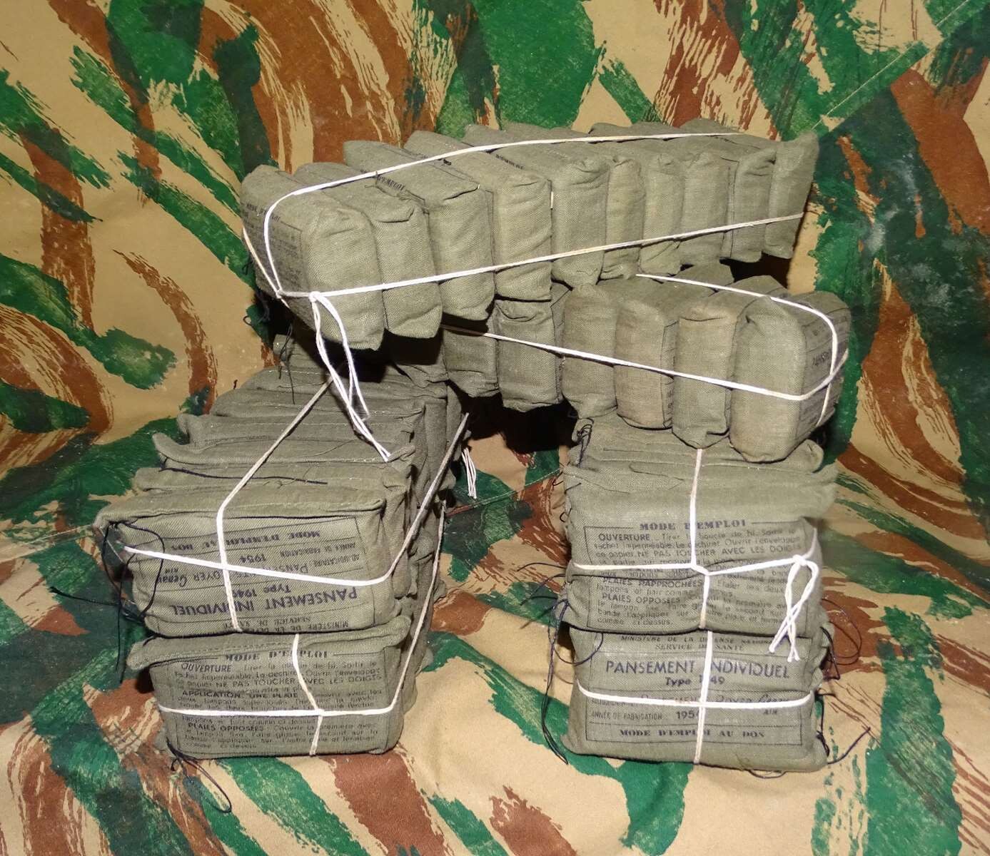 Pansements modèle 1949 paquet de 10 d'origine Guerre d'Indochine/Algérie. neuf de stock.