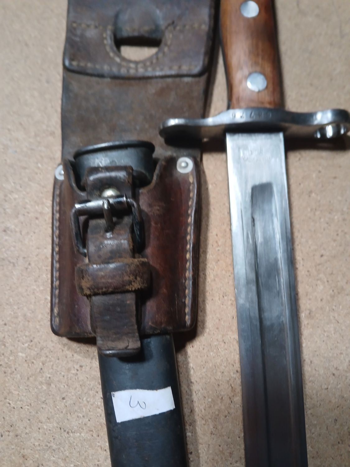 Baionnette Suisse 1889 premier type ,gousset cuir 1944. Baionnette Suisse 1889 premier type ,gousset cuir 1944.