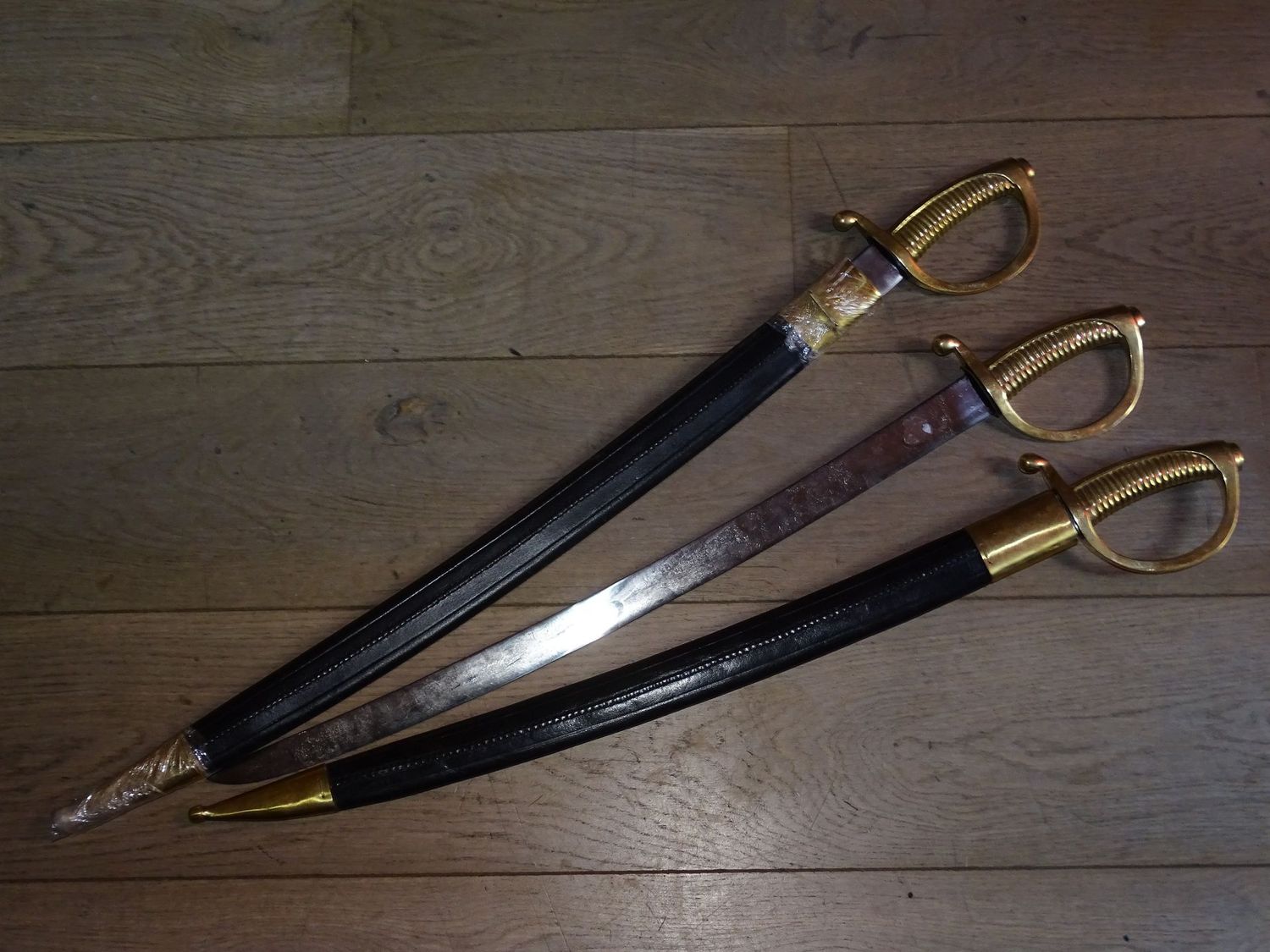 Lot de 3 sabres briquet Modèle An IX - Reproductions en état neuf - 2 avec fourreau cuir noir - Idéal reconstitution Empire / Théâtre Lot de 3 sabres briquet Modèle An IX - Reproductions en état neuf - 2 avec fourreau cuir noir - Idéal reconstitution Empire / Théâtre