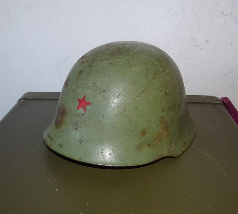 Casque Serbe  modèle 59 Etoile rouge  (ex-Yougoslavie,Guerre des Balkans)