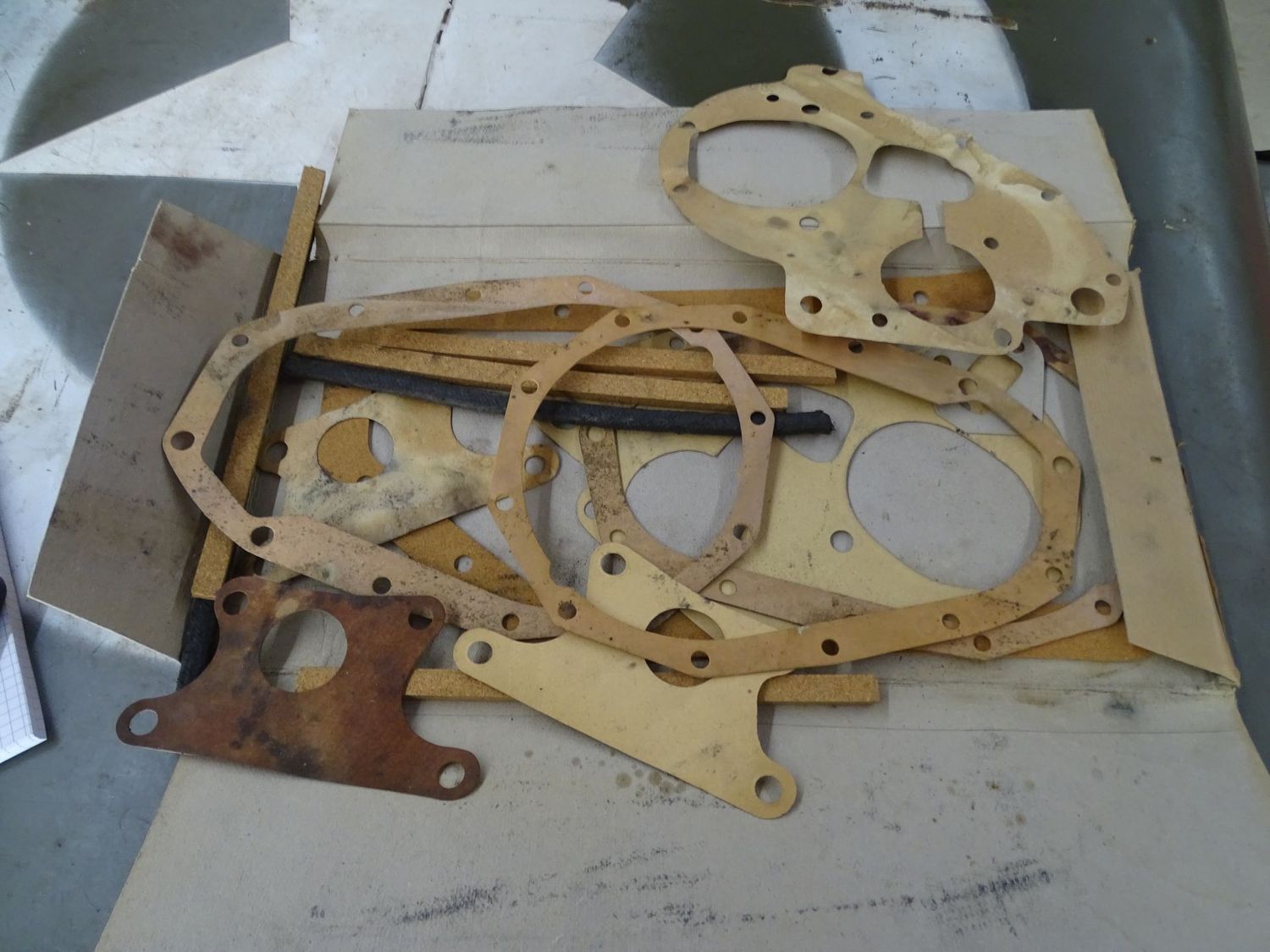 GMC CCKW Lot de joints distubution, carter,pompe a eau ect  . NOS