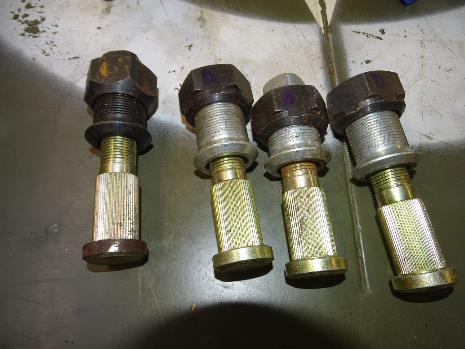 GMC CCKW Goujon de roues  1 gauche 3 droit .NOS