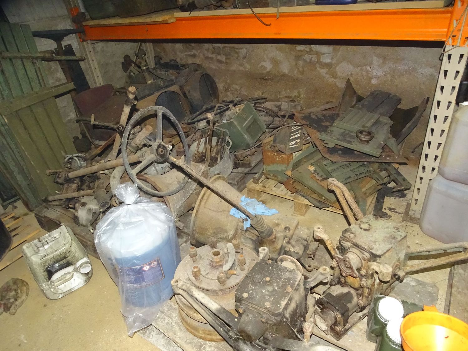 Renault    2087  armée française , toutes pièces détachées 3 camions, me contacter!