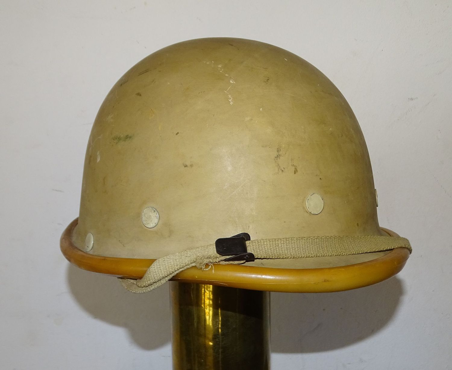 Casque Irakien Modèle 1990 Composite Armée Irak – État neuf Casque Irakien Modèle 1990 Composite Armée Irak – État neuf