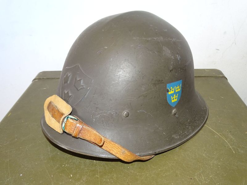 Casque suédois M26 WW2 insigne 3 couronnes + décalcomanies nationales – T.58/59 Bon état